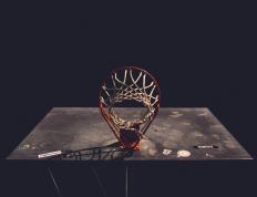 表现优异首场状态出色，皇家马德里观众沸腾！，莱万多夫斯基重返赛场比赛高潮迭起